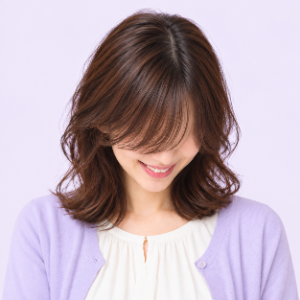 うつむいて前髪で目元を隠し、やわらかく微笑むかなで